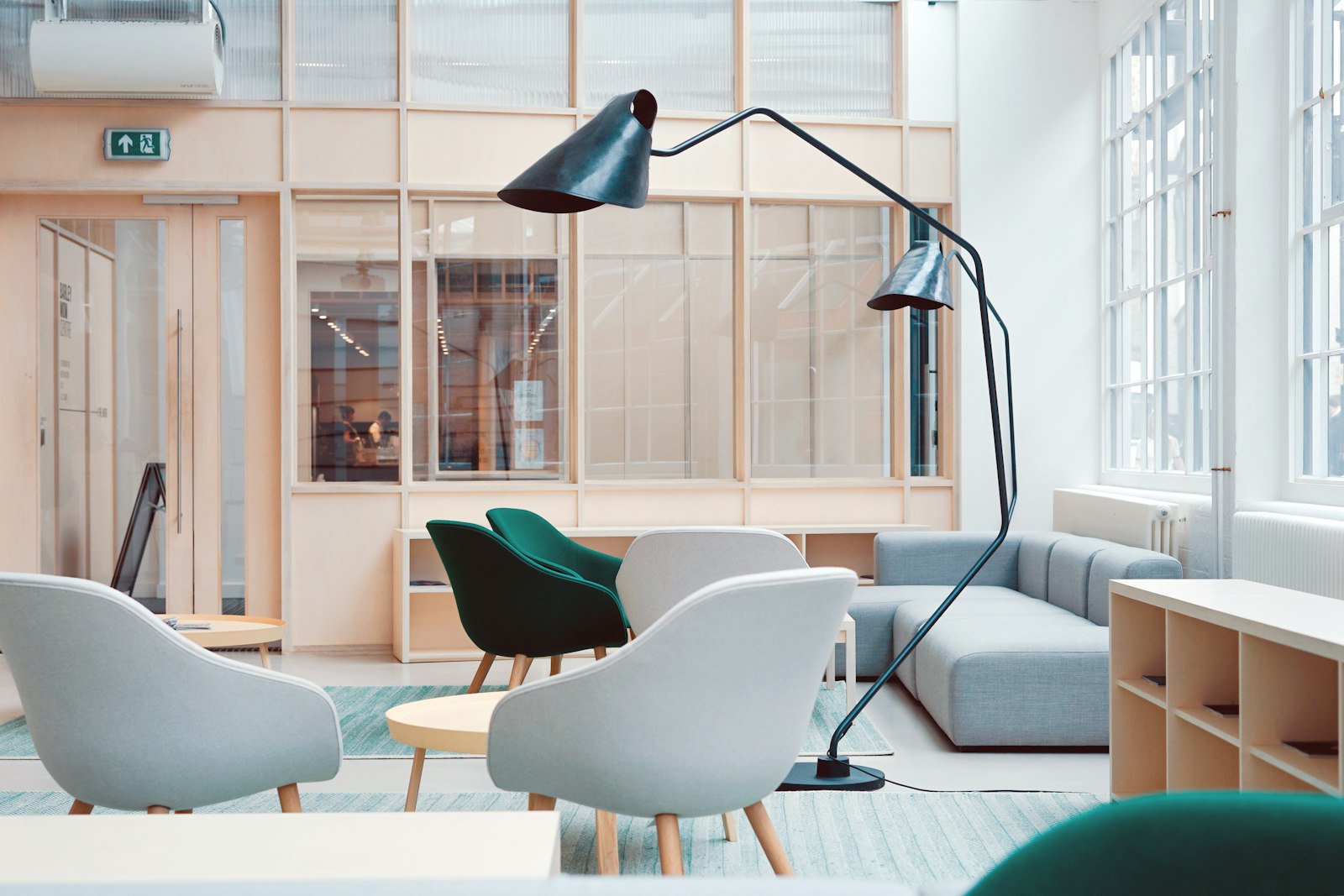 Bureaux lumineux et propres, prêts pour la journée